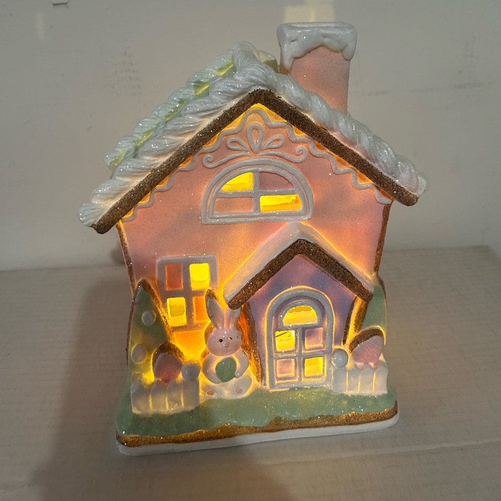 Cupcakes & Cashmere gingerbread pink light-up Easter/spring house NWT